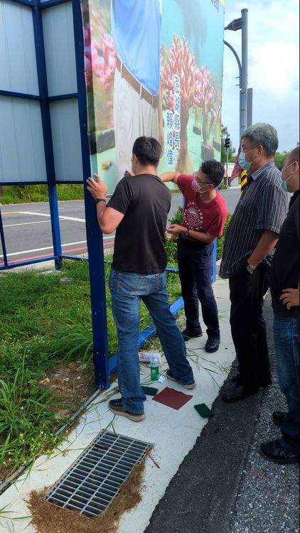 馬公分局偵查隊說在現場『刑事偵查』，否認清除塗鴉，但被網友抓包腳下有去漬油。警方提供