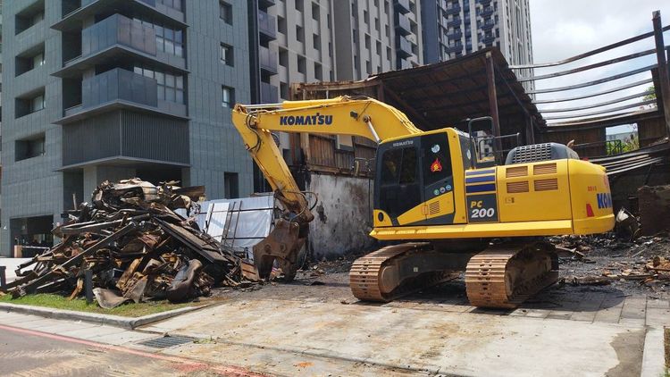 由於輪胎行緊鄰重要道路，人車眾多，加上經大火建物有傾頹及朽壞危險，市府已將其拆除完畢。楊清華提供