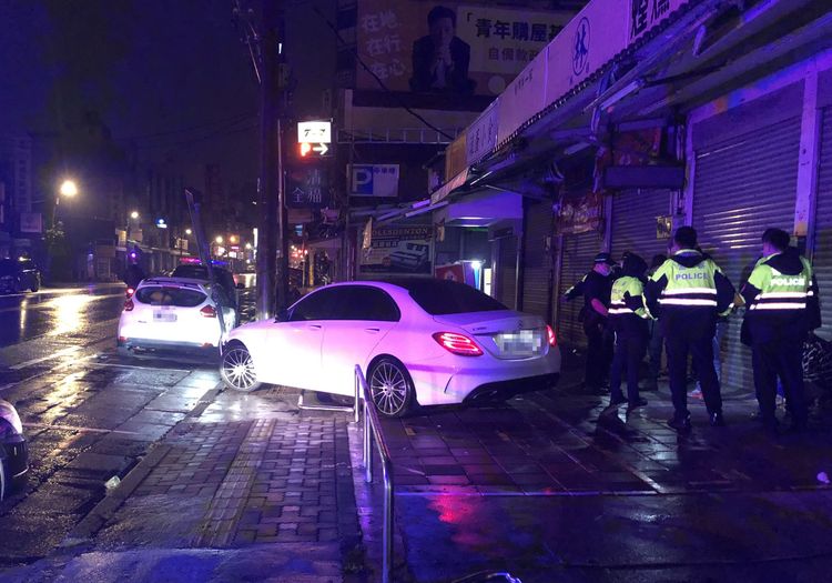 小客車駕駛拒檢撞交通號誌桿。中壢警分局提供