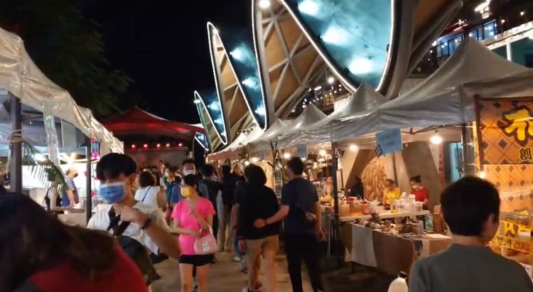 台東中秋節三天在波浪屋前舉辦活動，相當熱鬧。古和純攝