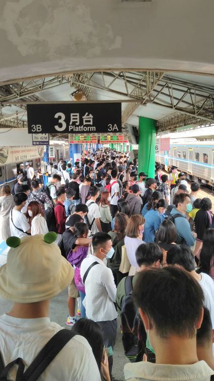 民眾拍下今午在彰化火車站第三月台上，依序等候上車乘客擠滿整個月台。攝自記者爆料網