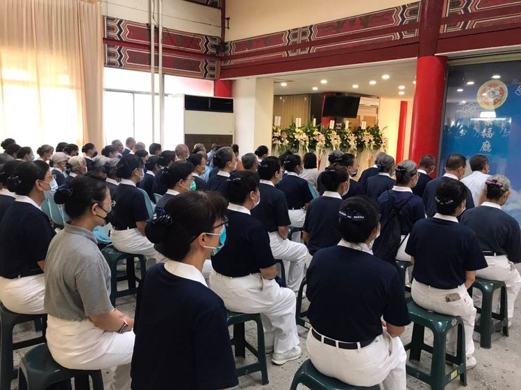 慈濟基金會台南分會動員百餘名師兄姐前往式場誦經助唸。警方提供