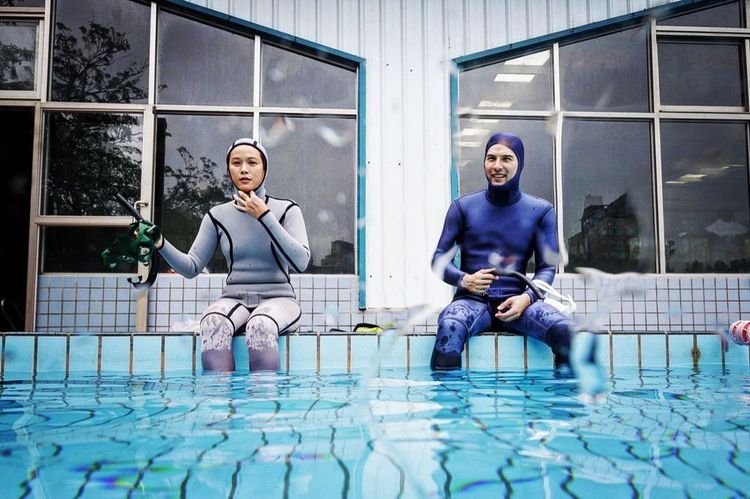 鳳小岳（右）透露最初是為了追老婆，才開始接觸衝浪，進而愛上海洋。翻攝rhydianvaughan_official IG