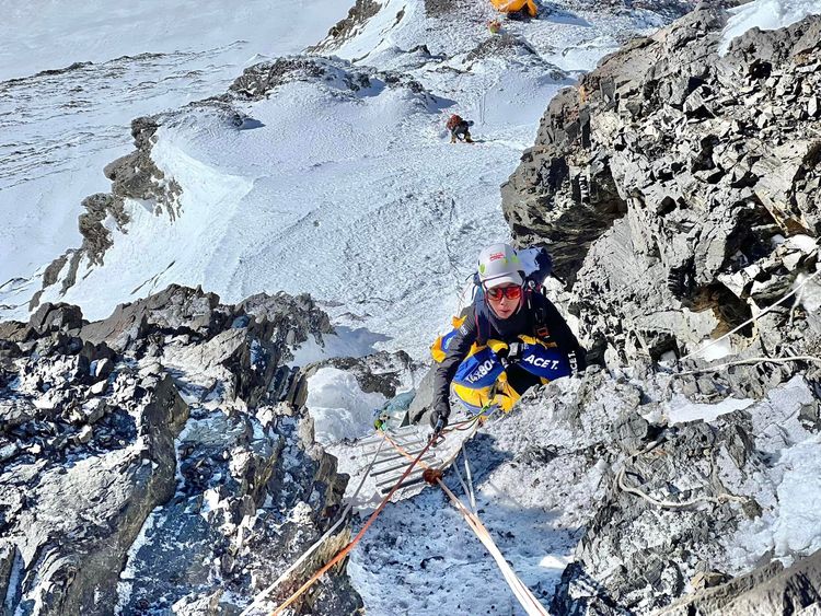 高山攀爬並不容易。翻攝自曾格爾臉書