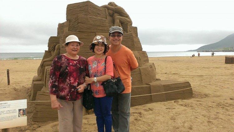 知名主持人楊月娥(中)，今年7月喪母，8月時她在臉書分享和母親合照並PO文寫道：「阿母，我好愛您。」