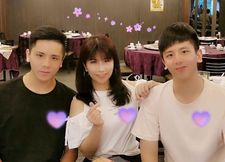 陳艾湄（中）笑稱和2個兒子是「永世擺脫不掉的三角戀」。翻攝陳艾湄臉書