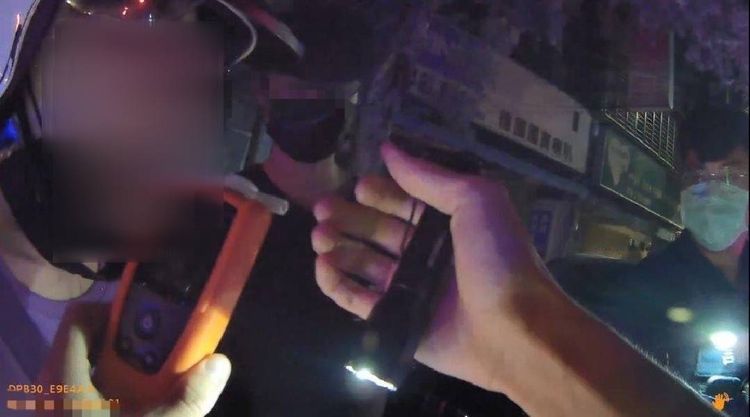 警員對民眾實施酒測。翻攝畫面