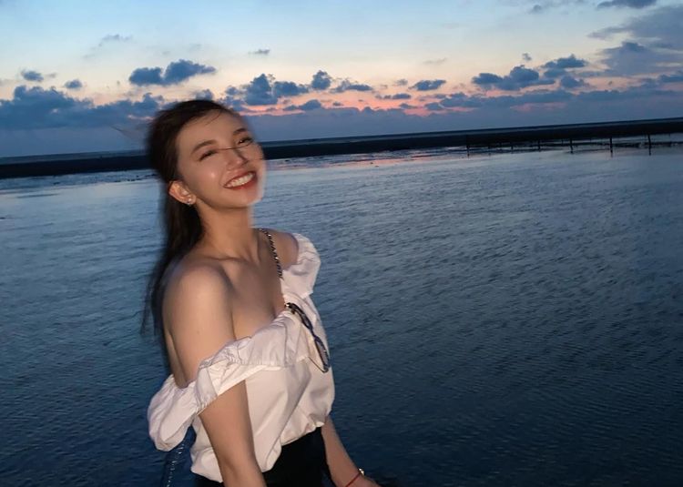 李家妤在臉書分享生活照，難得性感形象示人，身材相當有料。翻攝自李家妤臉書