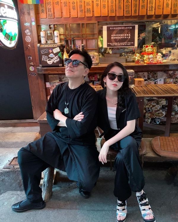 高捷(左)雇用剛升大學的女兒高子琪當小助理。翻攝自高捷臉書