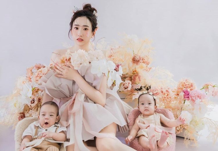 Una跟一對可愛雙胞胎。翻攝Una臉書