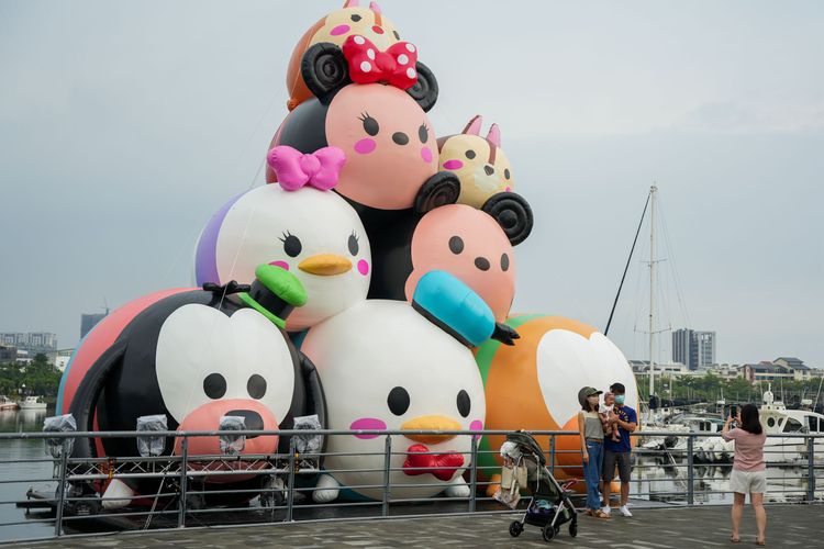 米奇此次與好朋友們：米妮、唐老鴨、黛西、高飛、布魯托、奇奇與蒂蒂，以巨萌TsumTsum造型現身安平遊憩碼頭。田欣雲攝