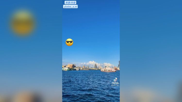 天空與大海都很湛藍，波光粼粼看起來真美麗。