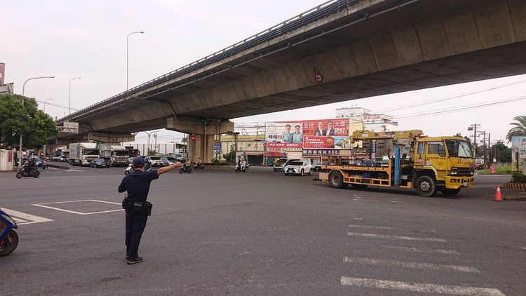 警方到場疏導交通。讀者提供