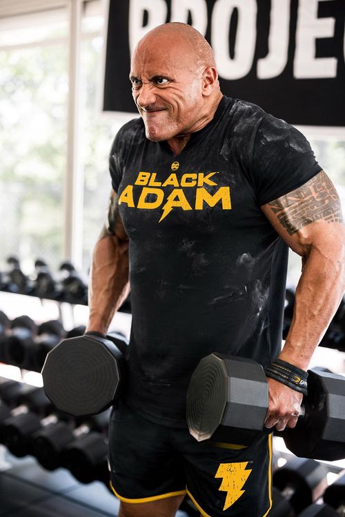 Project Rock黑亞當系列服飾採用角色的黑配黃色閃電標誌服飾為設計靈感。品牌提供