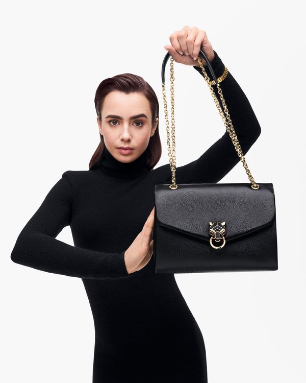 莉莉柯林斯因其散發的獨特魅力，被不少人視為時尚指標，去年更升任卡地亞全球形象大使。品牌提供