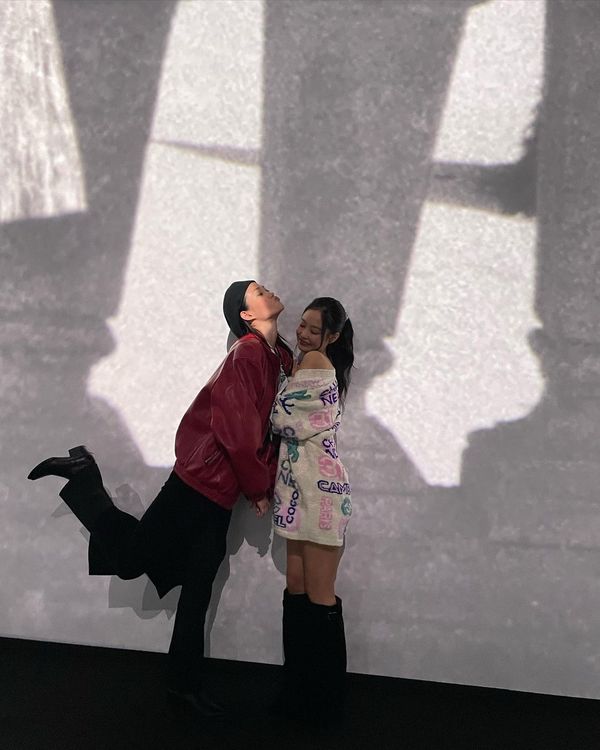 Jennie（右）和身為伸展台上模特兒之一的閨蜜申賢智在秀場開心合影。翻攝jennierubyjane IG