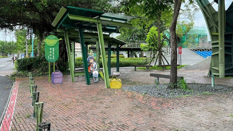 計程車等候區的候車亭下，將新增幾米作品《地下鐵》內經典人物盲女。縣府提供