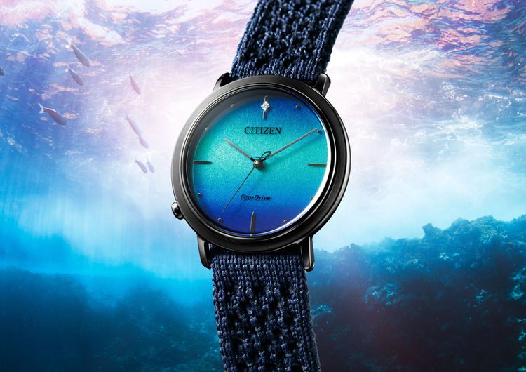 CITIZEN L系列EM1005-42L光動能錶款象徵大地之水意象，1萬6800元。品牌提供