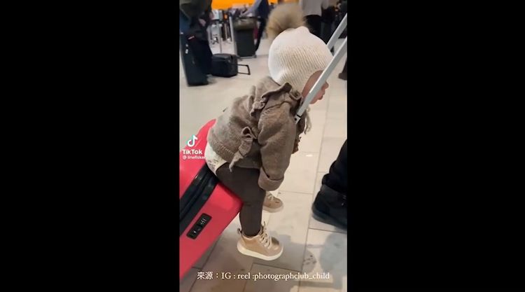 用行李箱當做嬰兒推車，超方便。