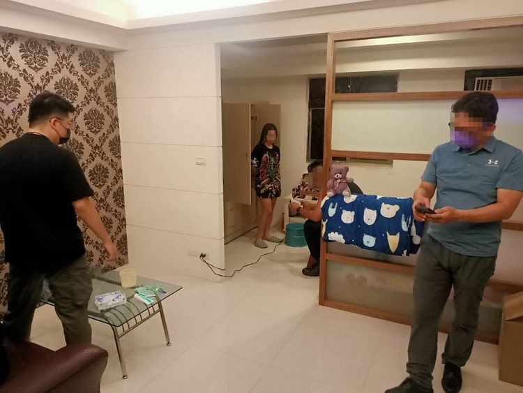 警方前往位在永和路一段的套房查緝，赫然發現房內女子除了明顯與照片不符外，還用不標準的國語招呼。警方提供