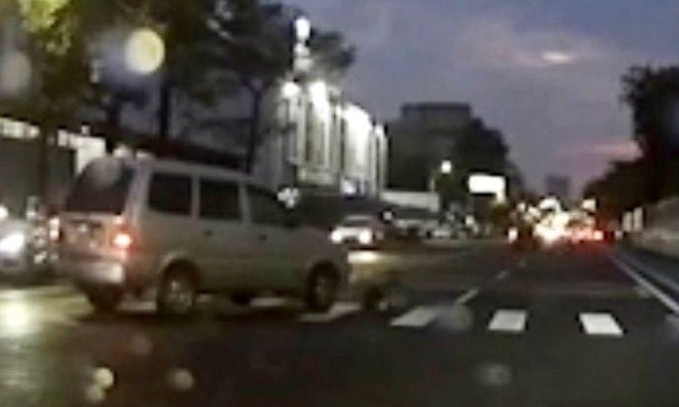 男童遭撞時本能使出護身倒法，將傷害減到最低。翻攝自《爆料公社》