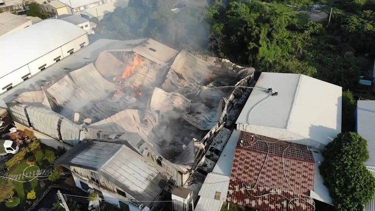 無情惡火將百坪包裝工廠吞噬。民眾提供