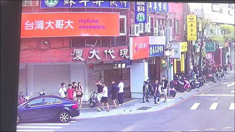 男子與友人準備前往KTV歡唱時，僅是瞄了一眼就被圍毆。警方提供