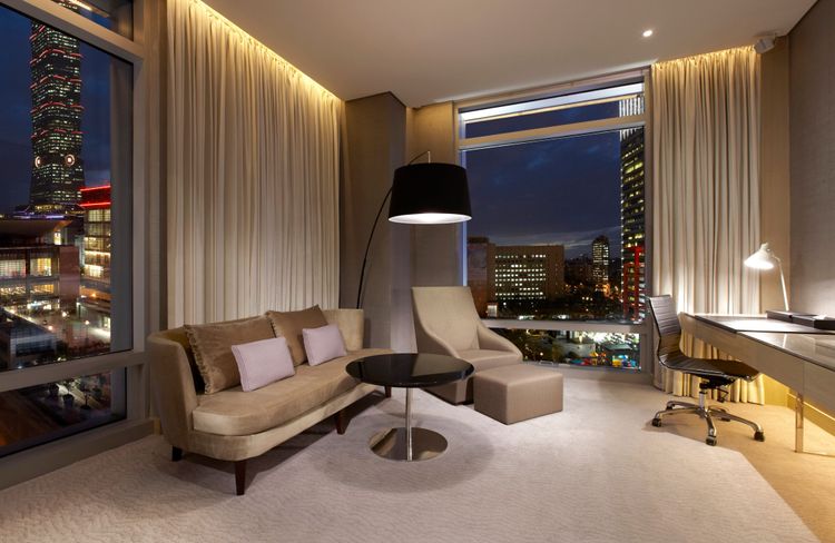 台北寒舍艾美3天2夜跨年住房專案，面101景觀房型每房50000元起+15.5%。台北寒舍艾美提供