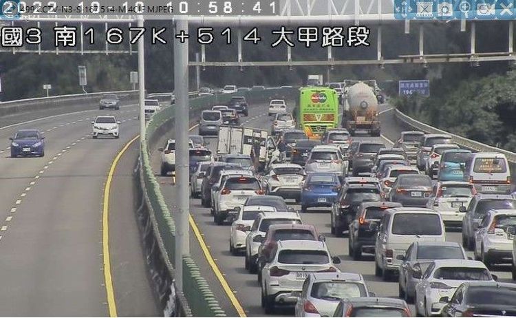 10時55分國3北向167.2公里發生1小貨車與2小客車追撞事故占中外車道。高公局提供