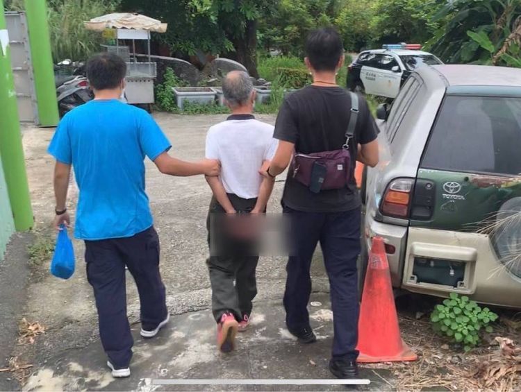 警方將姓通緝犯逮捕帶回法辧。讀者提供