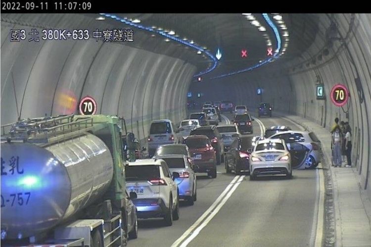 11時07分國3北向380.5公里發生4小客車追撞，造成回堵約6公里。高公局提供