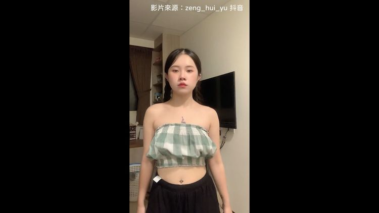 正妹面無表情，卻有莫名的喜感。