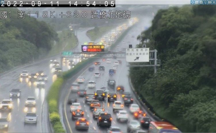 14時43分國1北向118.3公里發生2小客車追撞事故占中外車道，造成回堵3公里。高公局提供