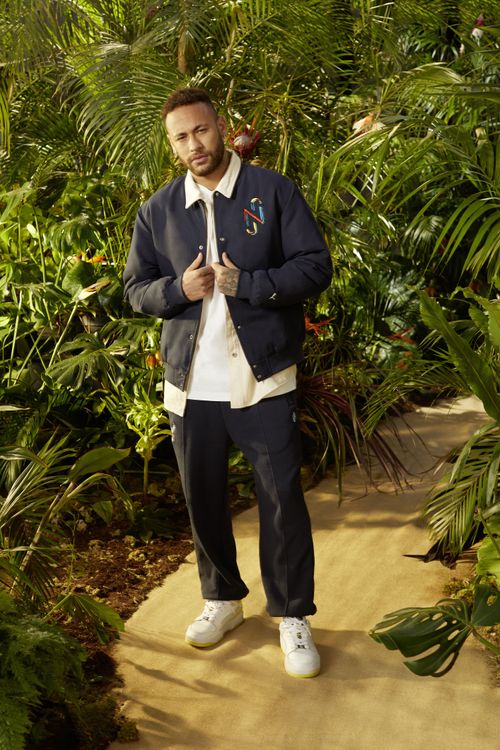 PUMA x Neymar Jr聯名服飾上可見色彩繽紛的NJ標誌，內馬爾詮釋的棒球外套5280元、長褲2880元。品牌提供