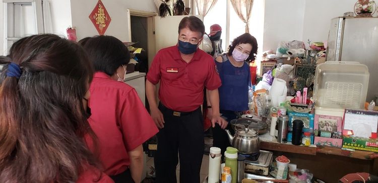 消防局第二大隊長丁春能帶領同仁居家訪視，健檢用電安全。消防局提供