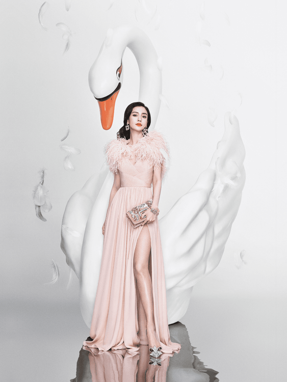 Angelababy伴著以天鵝為主題的背景，演繹RV秋冬推出的華麗新作。翻攝Roger Vivier微博