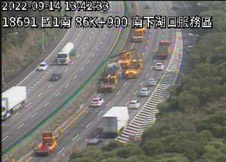 由於車輛占據內側車道，且需重機具拖吊，車流目前回堵2公里。翻攝自高公局1986APP