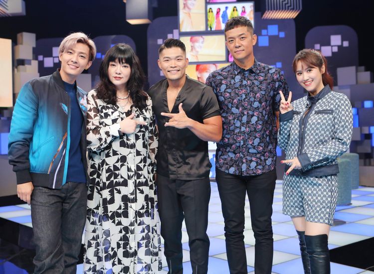 李玖哲（中）與姚元浩（右二）上炎亞綸、唐綺陽、吳姍儒（左一、左二，右一）主持的節目。公視提供