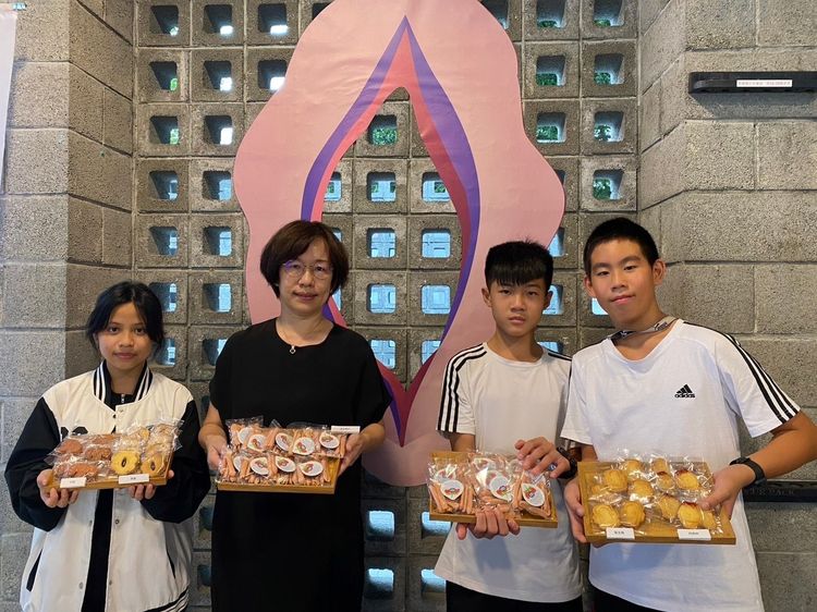 社會處劉美淑處長（左2）與兒少代表楊子萱（左1）、黃品策及沈鈺家（左4）展示造型餅乾。屏東縣政府提供