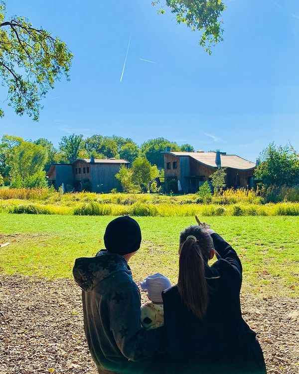 昆凌（右）和老公周杰倫帶著家中3娃一同赴歐工作兼旅行。翻攝jaychou IG