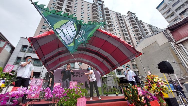 立委趙天麟為湯詠瑜授戰旗。 凃建豐攝