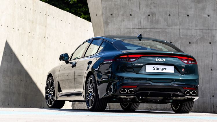 23年式Kia Stinger外觀同樣承襲家族最新世代設計語彙，車尾採貫穿式LED刀鋒造型尾燈，並新增圖中「墨碧綠」新車色。原廠提供