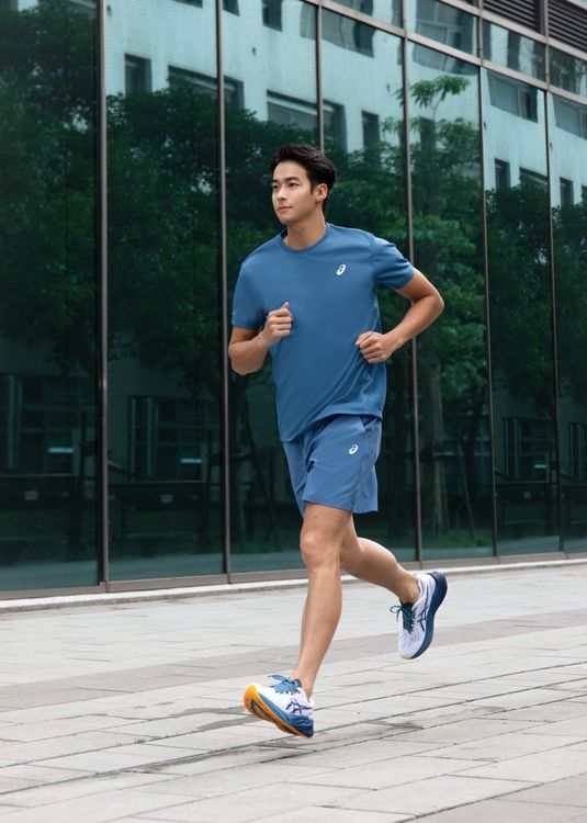 ASICS推出Novablast 3跑鞋，男星林敬倫搶先上腳感受健步如飛腳感。品牌提供