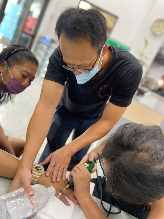 婦人因為小拇指遭戒指卡住，自己無法拔除，只好消防隊求助。民眾提供