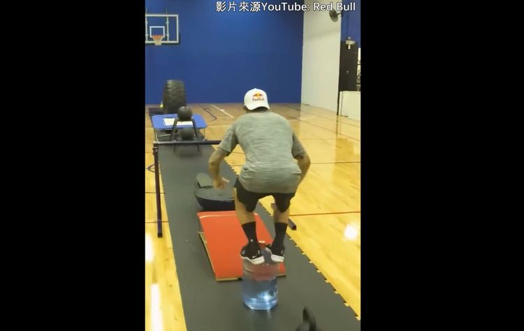 站在水桶上也能四平八穩。