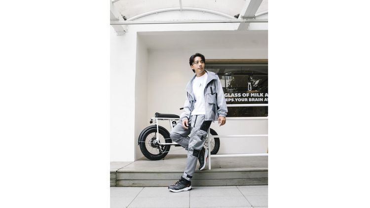 坤達詮釋的adidas Outer Jacet男裝以「科技」為靈感設計，在服飾上加入金屬光澤藉此表現前衛與未來感。品牌提供
