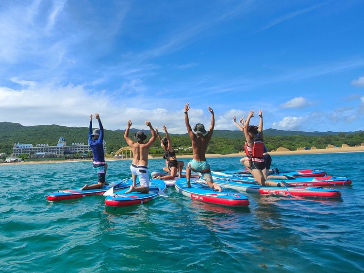 除了觀賞沙雕也能在海水浴場玩SUP。新北觀旅局提供
