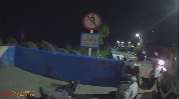 趙男在地上做伏地挺身想降底酒精值，但酒測仍超標遭法辦。讀者提供