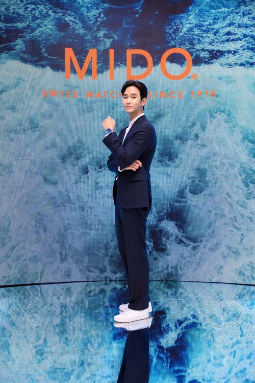 金秀賢近來煞到美度表Ocean Star GMT兩地時間特別錶。品牌提供