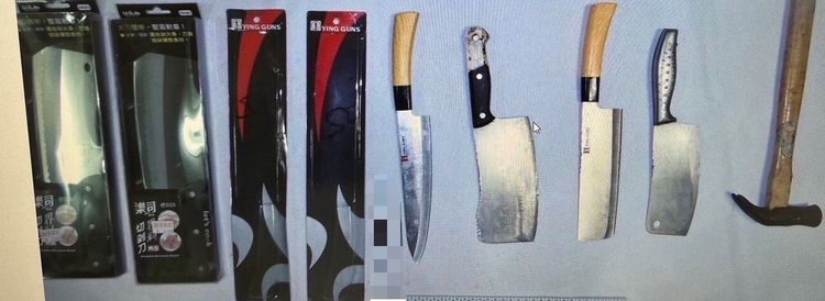 警方在現場起獲6把兇刀及1支鐵鎚，並在梁男行李及背包中，查獲現金16萬5千元、棉被及衣物。民眾提供